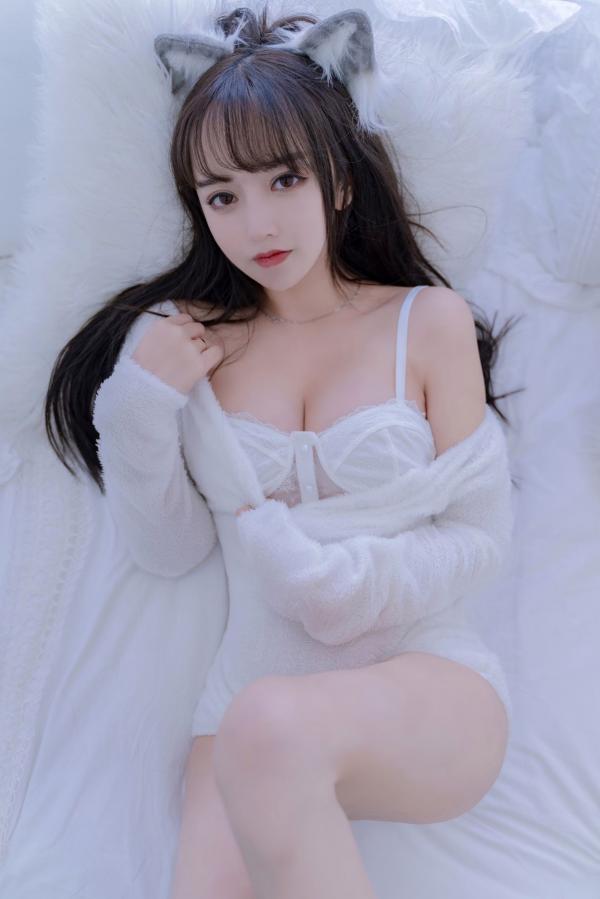 过期米线线喵   过期米线线喵-069-小白狼：白色毛绒主题私房角色扮演，纯欲诱惑写真第53张图片