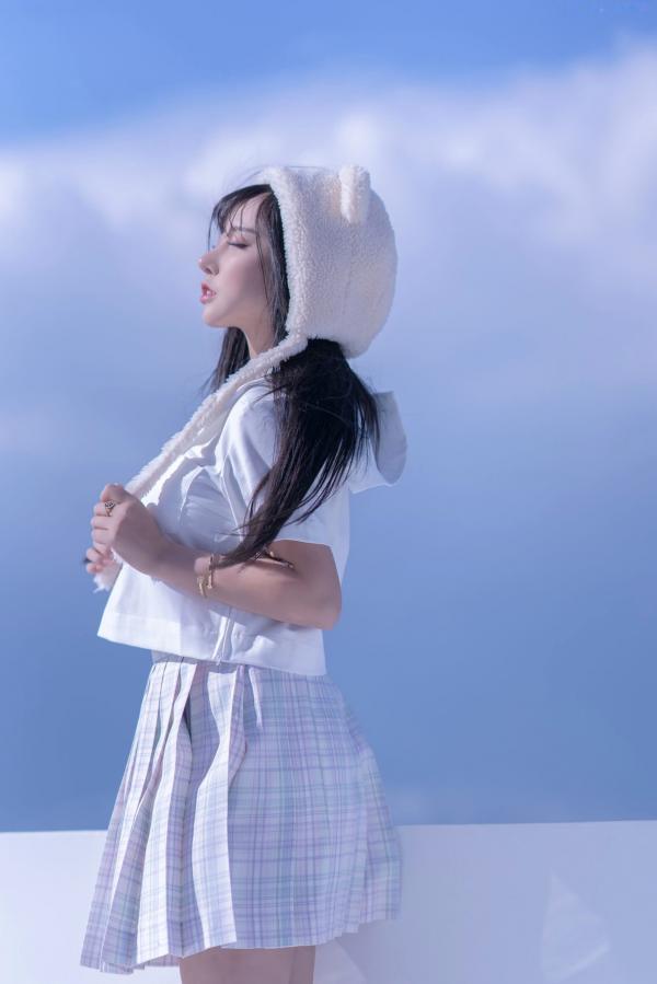 过期米线线喵   过期米线线喵-清纯天台JK制服写真，软萌毛绒熊耳帽搭配百褶裙，清新治愈系户外女神校园街拍第10张图片