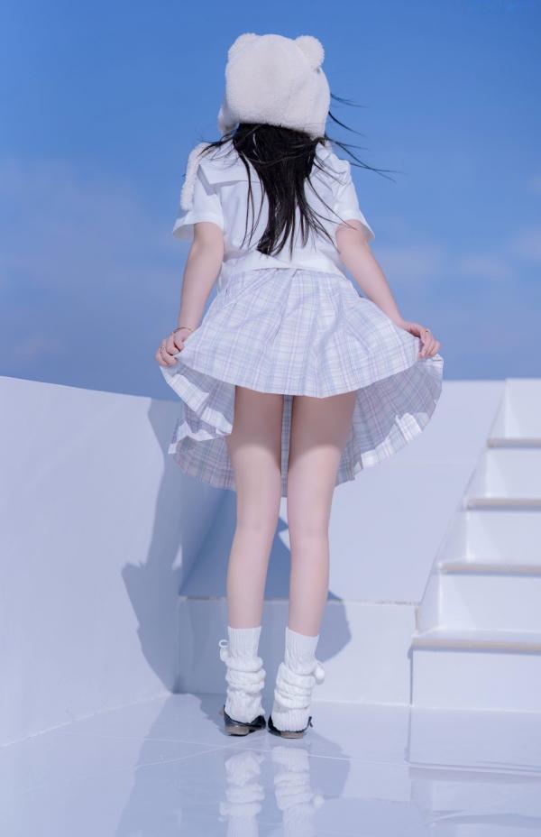 过期米线线喵   过期米线线喵-清纯天台JK制服写真，软萌毛绒熊耳帽搭配百褶裙，清新治愈系户外女神校园街拍第32张图片