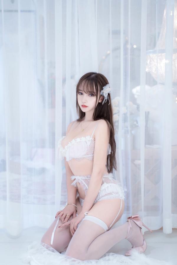 过期米线线喵   过期米线线喵-053-天使，室内私房纯欲写真，白色蕾丝与吊带丝袜的极致诱惑第25张图片