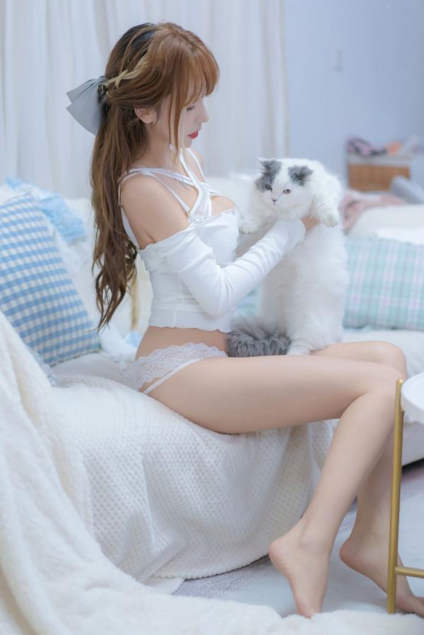 过期米线线喵   过期米线线喵-我和猫：纯白蕾丝私房写真，居家慵懒风与软萌猫咪的治愈系诱惑第1张图片