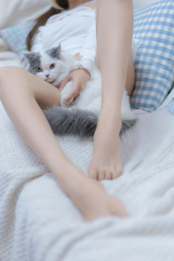 过期米线线喵   过期米线线喵-我和猫：纯白蕾丝私房写真，居家慵懒风与软萌猫咪的治愈系诱惑第4张图片
