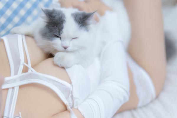 过期米线线喵   过期米线线喵-我和猫：纯白蕾丝私房写真，居家慵懒风与软萌猫咪的治愈系诱惑第5张图片