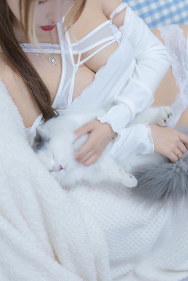 过期米线线喵   过期米线线喵-我和猫：纯白蕾丝私房写真，居家慵懒风与软萌猫咪的治愈系诱惑第15张图片