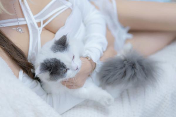 过期米线线喵   过期米线线喵-我和猫：纯白蕾丝私房写真，居家慵懒风与软萌猫咪的治愈系诱惑第16张图片