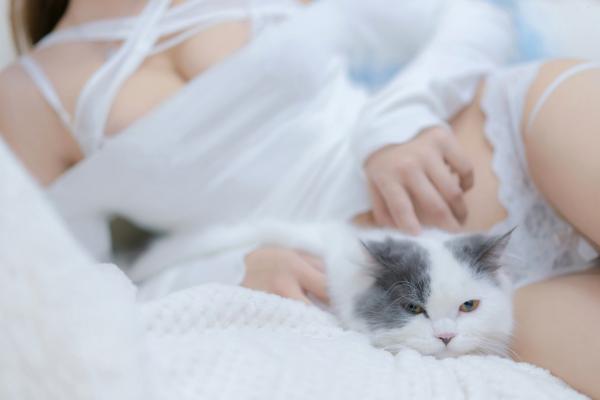 过期米线线喵   过期米线线喵-我和猫：纯白蕾丝私房写真，居家慵懒风与软萌猫咪的治愈系诱惑第19张图片