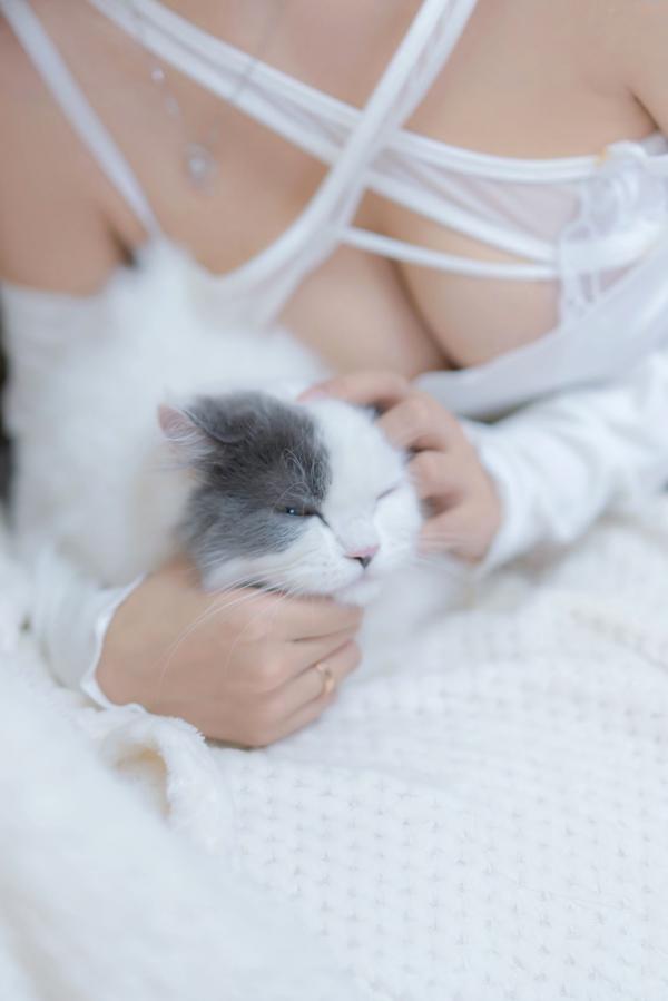过期米线线喵   过期米线线喵-我和猫：纯白蕾丝私房写真，居家慵懒风与软萌猫咪的治愈系诱惑第22张图片