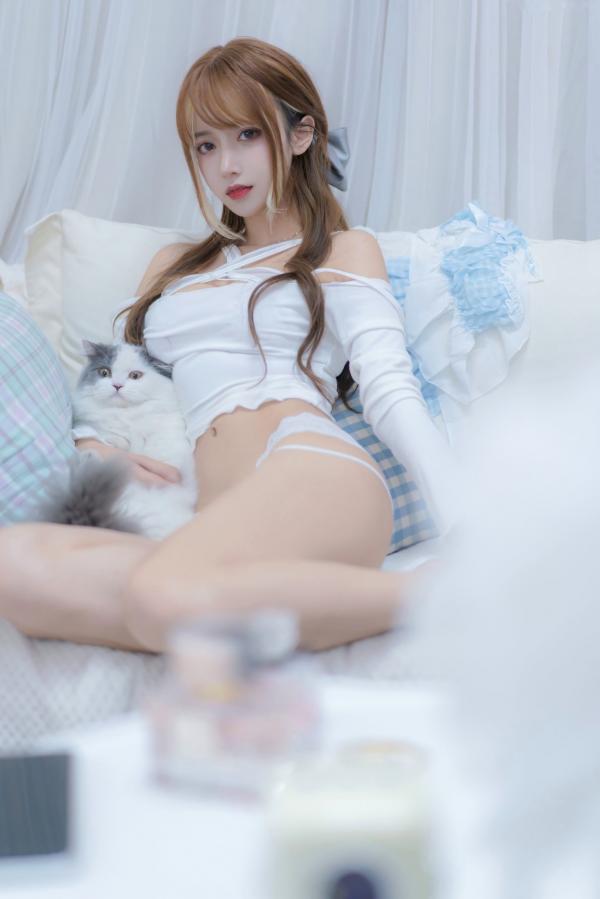 过期米线线喵   过期米线线喵-我和猫：纯白蕾丝私房写真，居家慵懒风与软萌猫咪的治愈系诱惑第34张图片