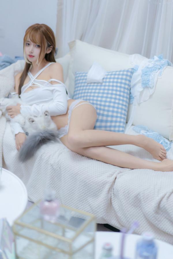过期米线线喵   过期米线线喵-我和猫：纯白蕾丝私房写真，居家慵懒风与软萌猫咪的治愈系诱惑第56张图片