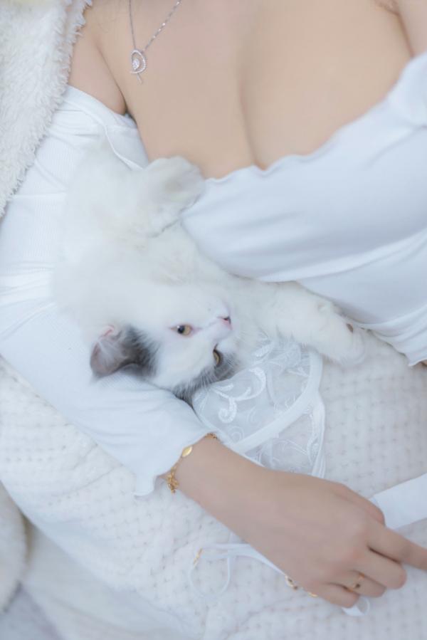 过期米线线喵   过期米线线喵-我和猫：纯白蕾丝私房写真，居家慵懒风与软萌猫咪的治愈系诱惑第63张图片