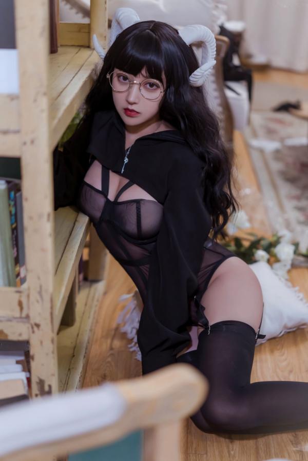 过期米线线喵   过期米线线喵-052-魔鬼：暗黑系透明连体装写真，佩戴羊角头饰与黑丝美腿，演绎极限性感角色扮演，唯美诱惑第21张图片
