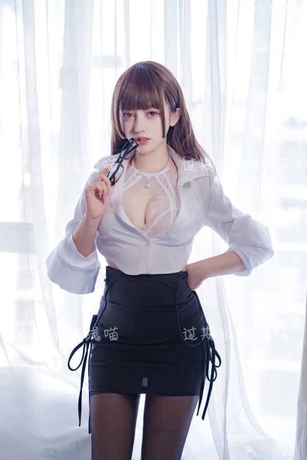 过期米线线喵   过期米线线喵-044-职场OL制服诱惑，清纯白衬衫与蕾丝内衣的纯欲碰撞，黑丝美腿写真第1张图片