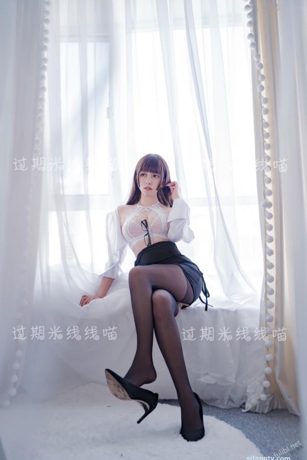 过期米线线喵   过期米线线喵-044-职场OL制服诱惑，清纯白衬衫与蕾丝内衣的纯欲碰撞，黑丝美腿写真第5张图片