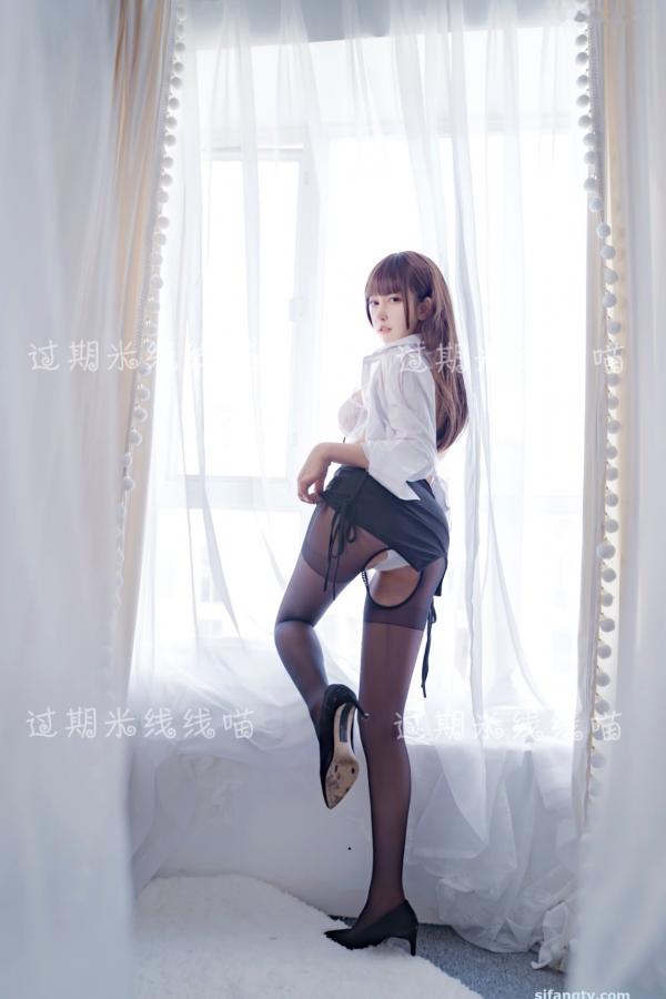 过期米线线喵   过期米线线喵-044-职场OL制服诱惑，清纯白衬衫与蕾丝内衣的纯欲碰撞，黑丝美腿写真第15张图片