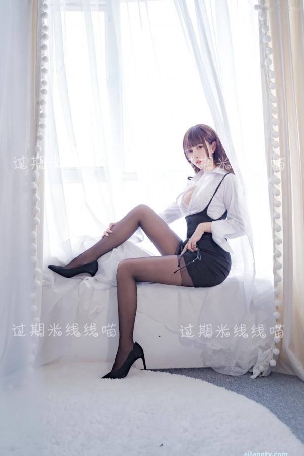 过期米线线喵   过期米线线喵-044-职场OL制服诱惑，清纯白衬衫与蕾丝内衣的纯欲碰撞，黑丝美腿写真第17张图片