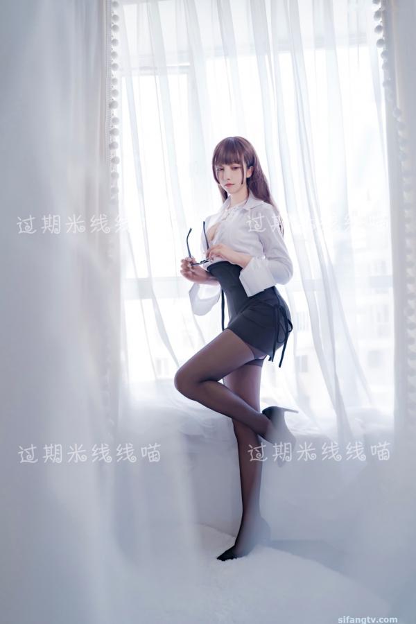 过期米线线喵   过期米线线喵-044-职场OL制服诱惑，清纯白衬衫与蕾丝内衣的纯欲碰撞，黑丝美腿写真第18张图片