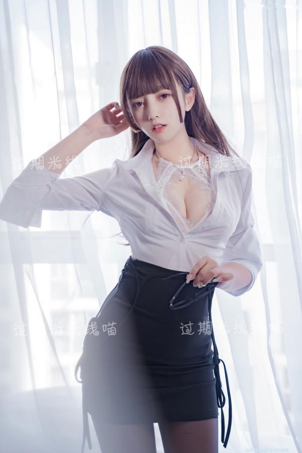 过期米线线喵   过期米线线喵-044-职场OL制服诱惑，清纯白衬衫与蕾丝内衣的纯欲碰撞，黑丝美腿写真第19张图片