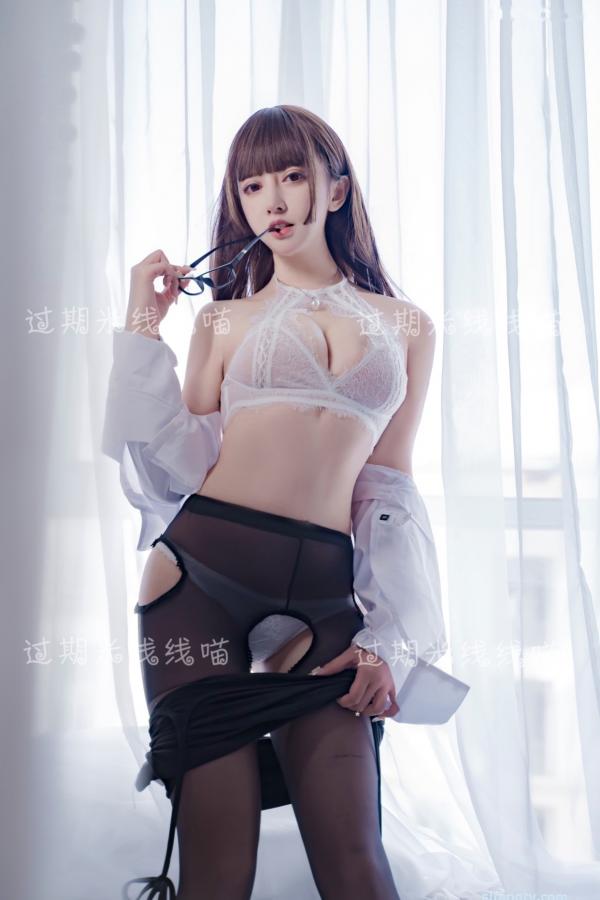 过期米线线喵   过期米线线喵-044-职场OL制服诱惑，清纯白衬衫与蕾丝内衣的纯欲碰撞，黑丝美腿写真第21张图片