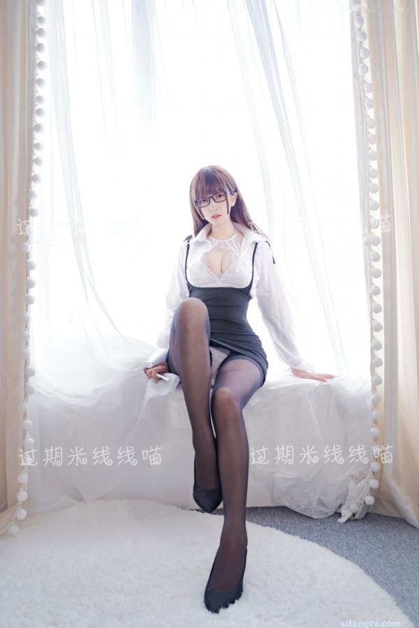 过期米线线喵   过期米线线喵-044-职场OL制服诱惑，清纯白衬衫与蕾丝内衣的纯欲碰撞，黑丝美腿写真第22张图片