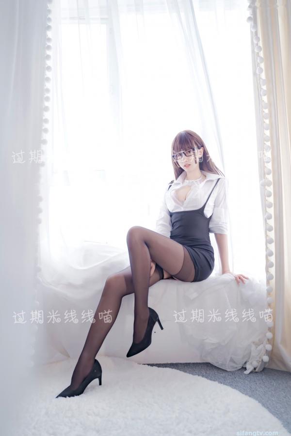 过期米线线喵   过期米线线喵-044-职场OL制服诱惑，清纯白衬衫与蕾丝内衣的纯欲碰撞，黑丝美腿写真第24张图片