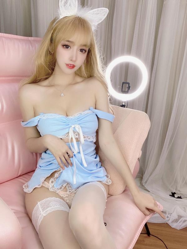 过期米线线喵   过期米线线喵蕾丝吊带兔女郎装，室内清新私房写真，粉嫩软萌少女感，治愈系精致萝莉第3张图片