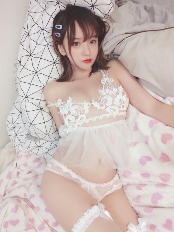 过期米线线喵   过期米线线喵-纯欲白纱蕾丝睡裙私房照-006第1张图片