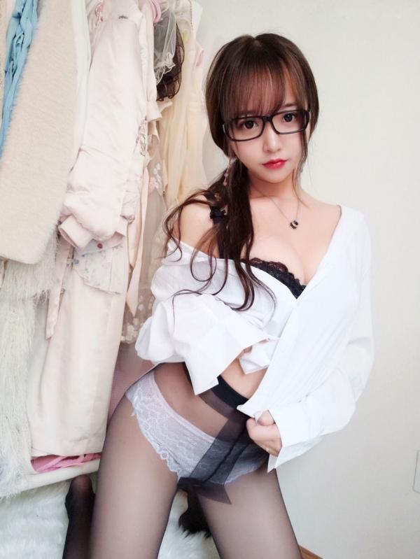 过期米线线喵   过期米线线喵-017-黑丝眼镜，绝美居家私房写真，身穿白衬衫内搭蕾丝内衣，知性眼镜诱惑，呈现极致性感诱人魅力第3张图片