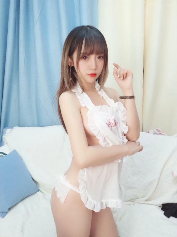 过期米线线喵   过期米线线喵-008-肚兜女仆：清纯居家私房照，甜美性感角色扮演，精致身材诱惑写真第5张图片