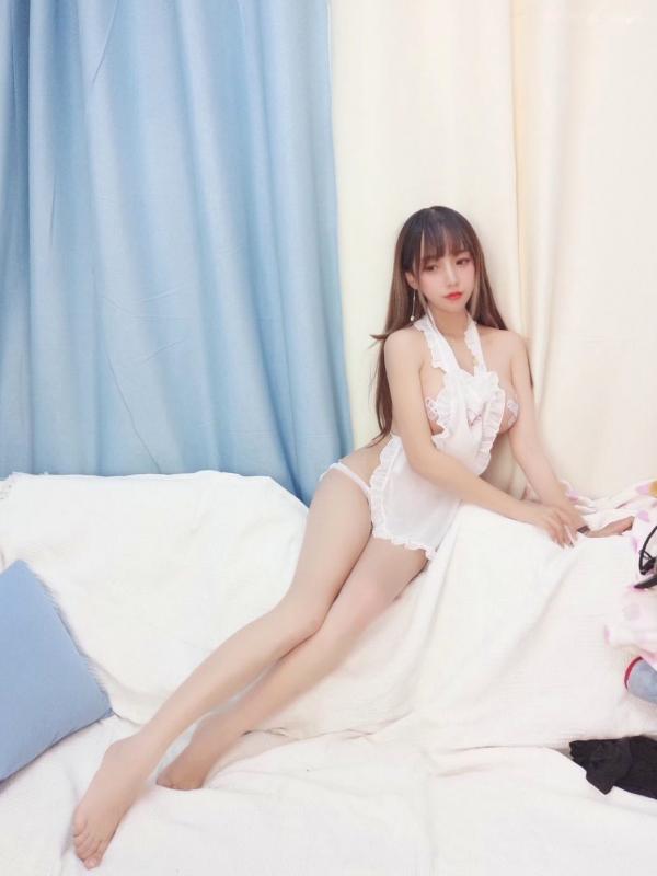 过期米线线喵   过期米线线喵-008-肚兜女仆：清纯居家私房照，甜美性感角色扮演，精致身材诱惑写真第17张图片