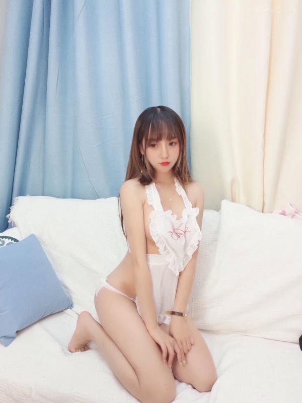 过期米线线喵   过期米线线喵-008-肚兜女仆：清纯居家私房照，甜美性感角色扮演，精致身材诱惑写真第19张图片