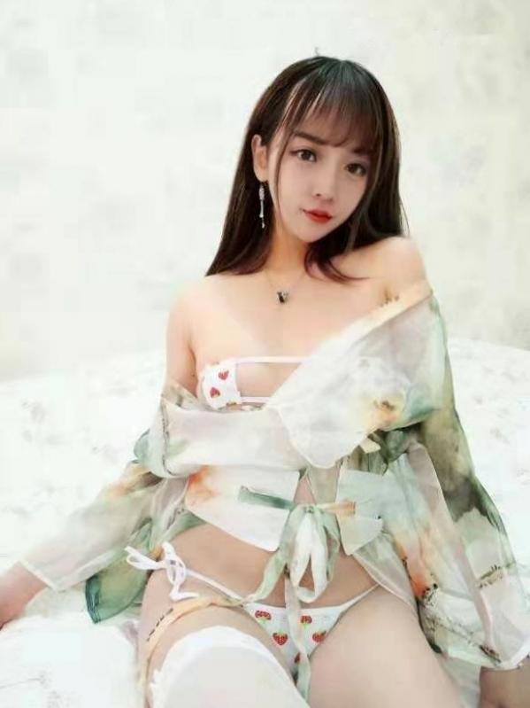过期米线线喵   过期米线线喵-023-草莓比基尼与绿色薄纱私房照，甜美诱惑大尺度写真，尽显蕾丝袜迷人魅力第3张图片