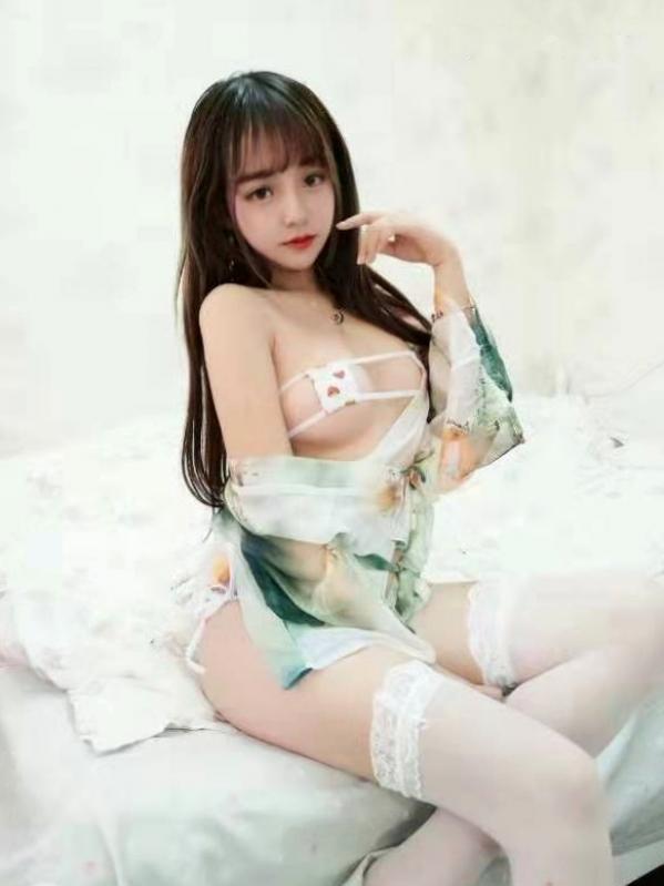过期米线线喵   过期米线线喵-023-草莓比基尼与绿色薄纱私房照，甜美诱惑大尺度写真，尽显蕾丝袜迷人魅力第4张图片
