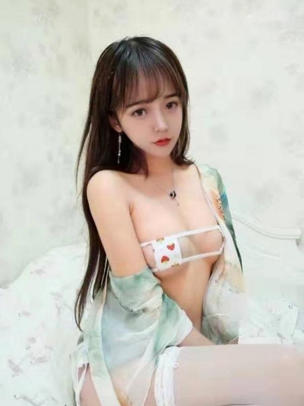过期米线线喵   过期米线线喵-023-草莓比基尼与绿色薄纱私房照，甜美诱惑大尺度写真，尽显蕾丝袜迷人魅力第10张图片