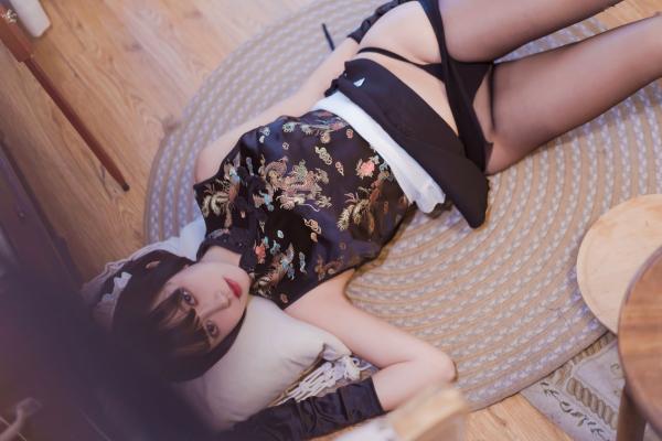 过期米线线喵   过期米线线喵-黑丝旗袍女仆装，古典与现代碰撞的极致诱惑，私房角色扮演大片第26张图片