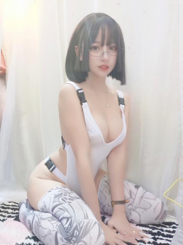 过期米线线喵   过期米线线喵-阿黑颜袜：白色扣带连体衣私房写真，极致诱惑cosplay造型，宅男女神惊艳演绎第14张图片