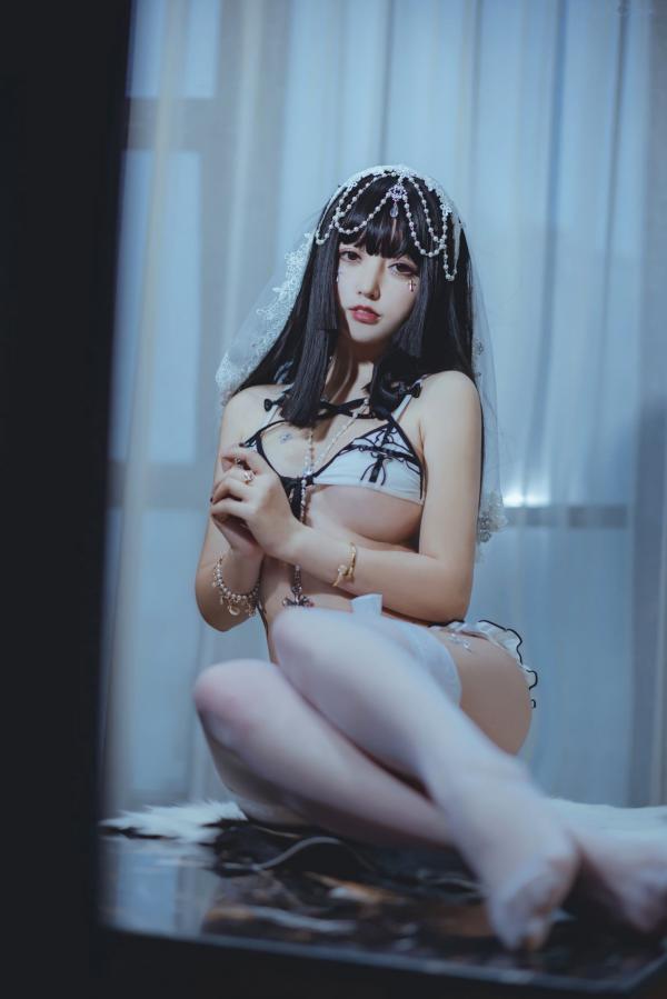 过期米线线喵   过期米线线喵-性感修女私房角色扮演写真，极致大尺度诱惑白色蕾丝内衣与白丝美腿，演绎禁欲风视觉盛宴第9张图片