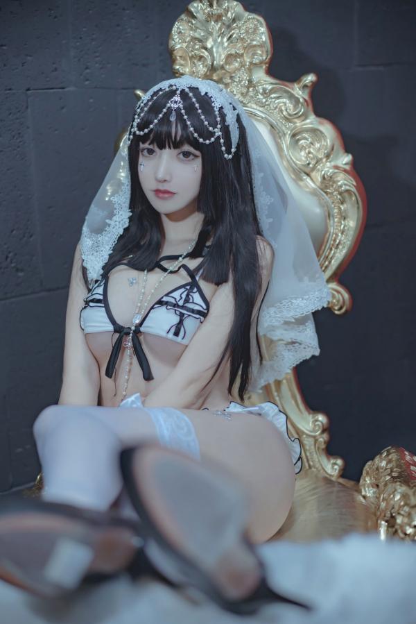过期米线线喵   过期米线线喵-性感修女私房角色扮演写真，极致大尺度诱惑白色蕾丝内衣与白丝美腿，演绎禁欲风视觉盛宴第10张图片