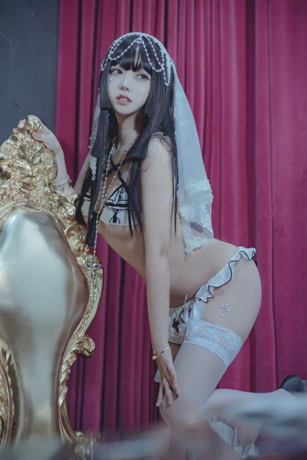 过期米线线喵   过期米线线喵-性感修女私房角色扮演写真，极致大尺度诱惑白色蕾丝内衣与白丝美腿，演绎禁欲风视觉盛宴第11张图片