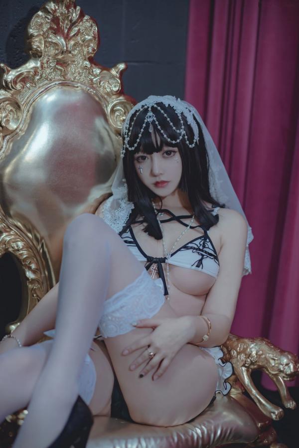 过期米线线喵   过期米线线喵-性感修女私房角色扮演写真，极致大尺度诱惑白色蕾丝内衣与白丝美腿，演绎禁欲风视觉盛宴第19张图片
