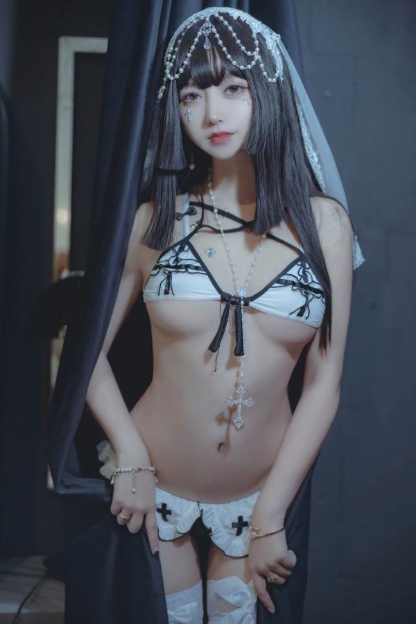 过期米线线喵   过期米线线喵-性感修女私房角色扮演写真，极致大尺度诱惑白色蕾丝内衣与白丝美腿，演绎禁欲风视觉盛宴第27张图片