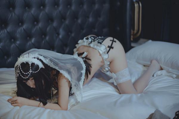过期米线线喵   过期米线线喵-性感修女私房角色扮演写真，极致大尺度诱惑白色蕾丝内衣与白丝美腿，演绎禁欲风视觉盛宴第31张图片