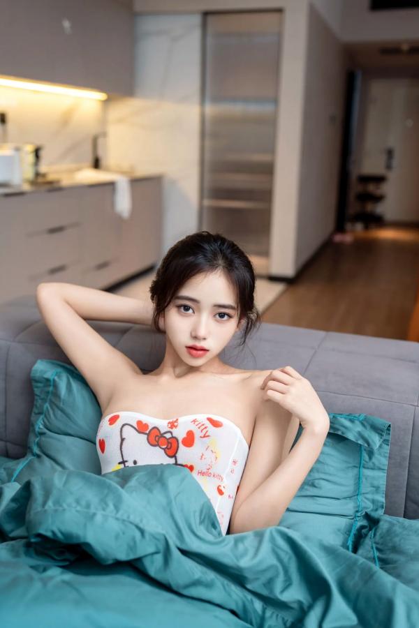 时安安Camellia 时安安  时安安 Hello Kitty连体衣私房写真，清纯诱惑居家写实，甜美少女风尽显曲线美第1张图片