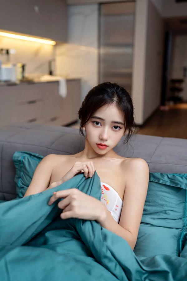 时安安Camellia 时安安  时安安 Hello Kitty连体衣私房写真，清纯诱惑居家写实，甜美少女风尽显曲线美第2张图片