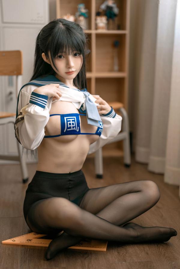 桜井宁宁 樱井宁宁  桜井宁宁-048-风纪委员：校园制服诱惑与黑丝角色扮演，演绎禁忌美学的极致性感写真第63张图片
