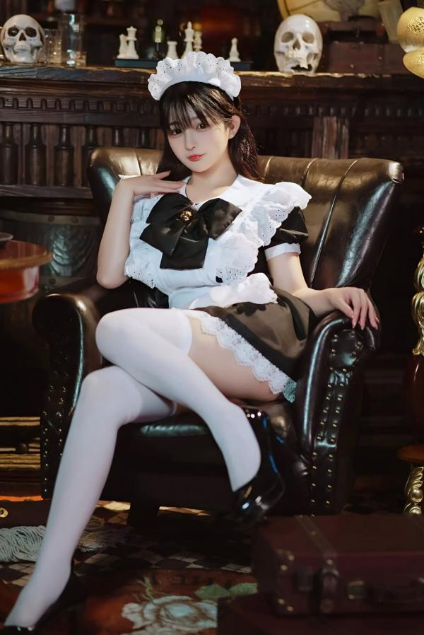 桜井宁宁 樱井宁宁  桜井宁宁 - 新符文女仆，复古书房场景的经典黑白制服诱惑，软萌纯欲，展现极致的女仆角色扮演魅力第3张图片