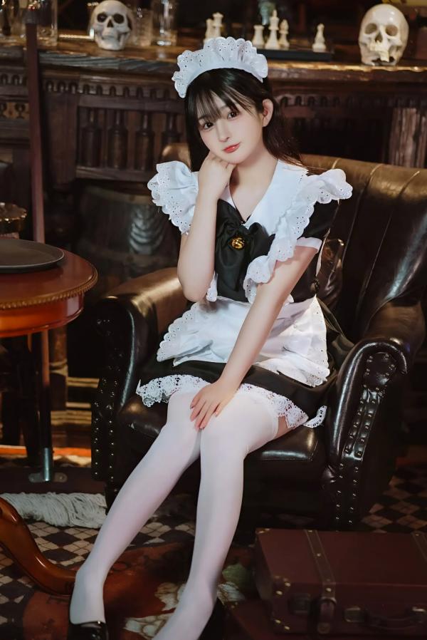 桜井宁宁 樱井宁宁  桜井宁宁 - 新符文女仆，复古书房场景的经典黑白制服诱惑，软萌纯欲，展现极致的女仆角色扮演魅力第4张图片