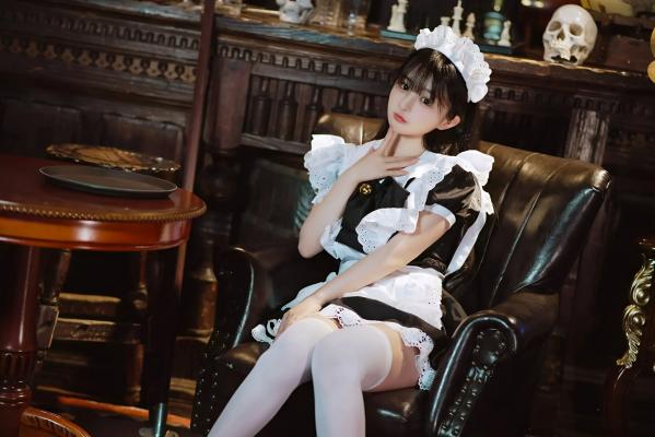 桜井宁宁 樱井宁宁  桜井宁宁 - 新符文女仆，复古书房场景的经典黑白制服诱惑，软萌纯欲，展现极致的女仆角色扮演魅力第6张图片