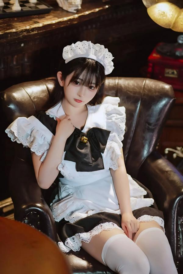 桜井宁宁 樱井宁宁  桜井宁宁 - 新符文女仆，复古书房场景的经典黑白制服诱惑，软萌纯欲，展现极致的女仆角色扮演魅力第9张图片
