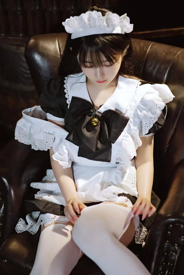 桜井宁宁 樱井宁宁  桜井宁宁 - 新符文女仆，复古书房场景的经典黑白制服诱惑，软萌纯欲，展现极致的女仆角色扮演魅力第13张图片
