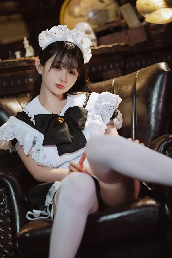 桜井宁宁 樱井宁宁  桜井宁宁 - 新符文女仆，复古书房场景的经典黑白制服诱惑，软萌纯欲，展现极致的女仆角色扮演魅力第14张图片